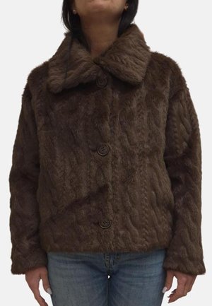 Giacca in pelliccia sintetica marrone con un ampio colletto, chiusura a bottoni e motivo testurizzato. Ha una vestibilità comoda e maniche lunghe.