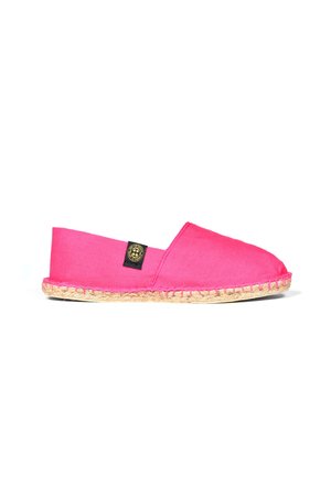 Espadrille en toile rose avec un bout arrondi, semelle en jute et une petite étiquette logo noire sur le côté. Design simple sans ornements.