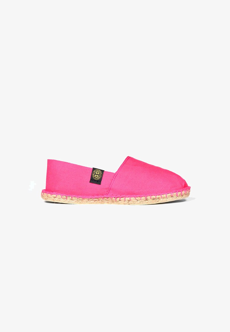 Espadrille en toile rose avec un bout arrondi, semelle en jute et une petite étiquette logo noire sur le côté. Design simple sans ornements.