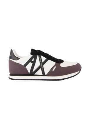 Low-Profile-Sneaker in Weiß, Schwarz und Grau mit schwarzen Schnürsenkeln und großem "AX Armani Exchange"-Logo an der Seite.