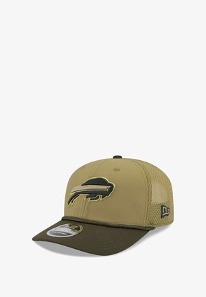 Khakifarbenes Baseballcap mit einem dunkelgrünen Schild, Netzrücken und gesticktem schwarzen Büffel-Logo. Verfügt über ein strukturiertes Design und eine verstellbare Passform.