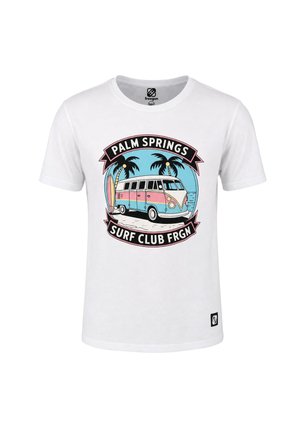 T-shirt blanc avec un van coloré, deux palmiers, une planche de surf et le texte "Palm Springs Surf Club FRGN" dans un design circulaire.