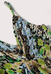 Kukkakuosinen mekko, jossa sinisen, vihreän ja mustan sävyjä, ribbineulosta ja säädettävät spagettihihnat.