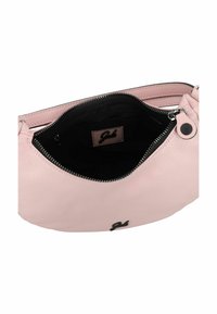 Helle rosa Lederhandtasche mit strukturiertem Finish, einem Reißverschluss oben und einem schwarzen Innenraum. Verfügt über ein Logoschild und einen kleinen runden Akzent.