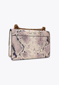 Sac à main en motif serpent dans des nuances de rose et de crème, avec une surface texturée. Présentant une chaîne en or et une forme rectangulaire.