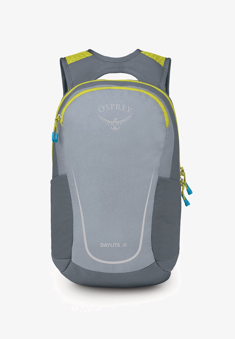 Un sac à dos gris avec des accents jaunes vifs et bleu-vert. Fabriqué en matériau durable, il dispose de fermetures éclair, de panneaux latéraux texturés et d'un logo.