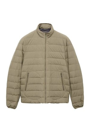 Jachetă bej captusită cu guler înalt, fermoar pe întreaga lungime a frontului și două buzunare laterale cu fermoar. Prezintă textură matlasată și manșete elastice.