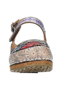 Sandales florales multicolores avec une sangle marron, une boucle décorative et une semelle en liège texturé. Présente des motifs floraux gravés sur le cuir.