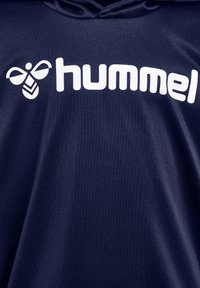 Marineblauer Hoodie mit weißem "hummel"-Logo und Bienenemblem. Der Stoff wirkt glatt mit einer leichten Textur, geeignet für die Freizeit.