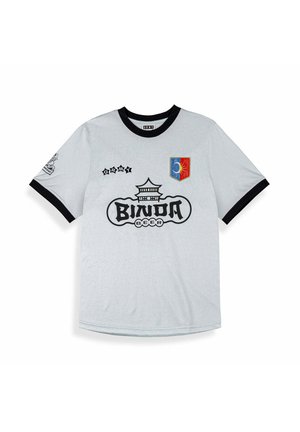 Camiseta blanca de manga corta con cuello y puños negros, con el logo "BINDA BEER", gráfico de pagoda, texto GRMY y un parche de sol y luna en rojo y azul.