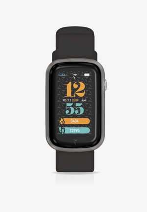 Zwarte smartwatch met een rechthoekig touchscreen. Het display toont tijd, datum, stappen en verbrande calorieën. Heeft zilveren accenten en een zwarte band.