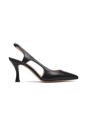Czarny szpilkowy but na obcasie z odkrytą piętą, wykonany ze skóry, z zaostrzonym noskiem i wycięciem po boku, prezentowany na białym tle.