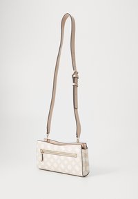 Bolso bandolera beige con un patrón texturizado, que cuenta con una cremallera dorada, correa ajustable y una silueta plana.