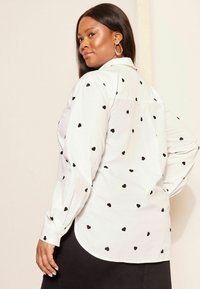 Curves Like These EMBROIDERED REGULAR FIT - Košilová halenka  - white