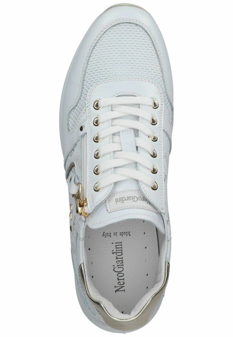 Sneaker bianco stringato con tomaia in pelle perforata, dettagli in metallo dorato e superficie liscia. L'interno presenta l'etichetta del marchio e una soletta imbottita.