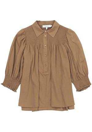 Blouse marron clair à manches longues avec empiècement et poignets smockés, fermeture à boutons à l'avant, tissu froncé et col classique pointu.