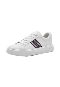 Sneaker bianco con tomaia in pelle liscia, caratterizzato da strisce rosse e blu navy, design con lacci e suola in gomma testurizzata.
