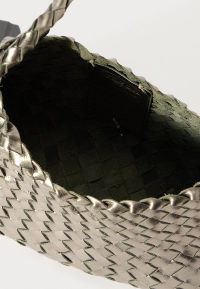 Sac tissé en argent métallisé, avec un intérieur vert doux. Les détails remarquables comprennent une texture lisse et une étiquette rectangulaire à l'intérieur.