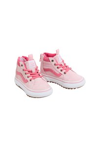 Zapatillas altas de ante rosa con suelas de goma blanca, que cuentan con cordones rosa, acentos laterales y una lengüeta en el talón para facilitar su uso.