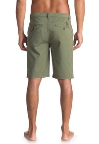 Shorts en coton vert olive avec une coupe décontractée, longueur genou, comportant deux poches arrière avec fermetures à bouton et une taille surpiquée.