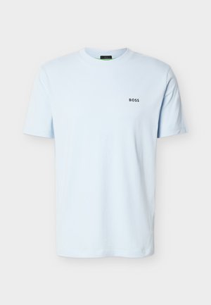 Tricou bleu deschis cu mâneci scurte și guler rotund, cu un mic logo negru "BOSS" pe pieptul stâng.
