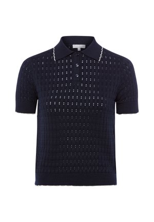 Polo en maille bleu marine à manches courtes avec patte de boutonnage, motif texturé, poignets côtelés et bordure blanche festonnée au col et aux manches.
