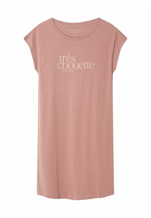 Różowa sukienka na krótkie rękawy z okrągłym dekoltem i napisem „très chouette very nice” w kremowym kolorze na przodzie.