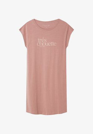 Różowa sukienka na krótkie rękawy z okrągłym dekoltem i napisem „très chouette very nice” w kremowym kolorze na przodzie.