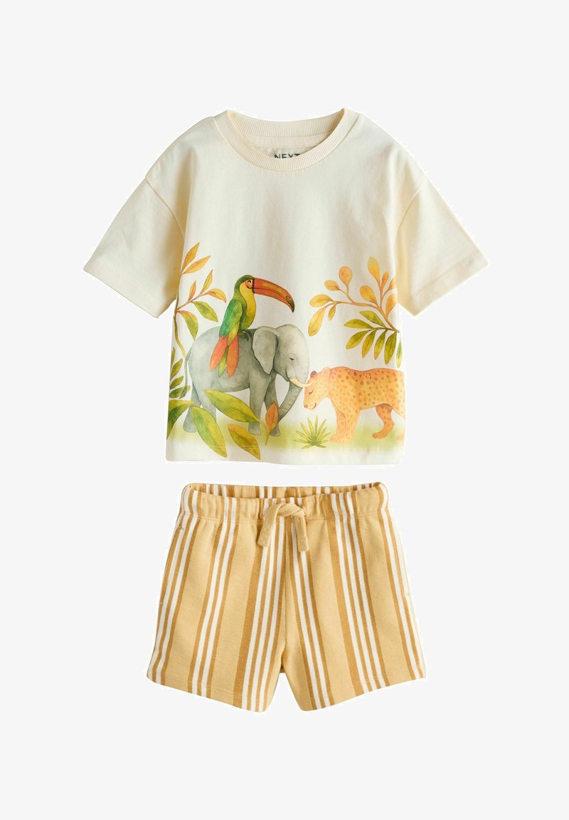 Krémová košeľa s krátkym rukávom s motívom tukana, slona a leoparda v kombinácii so žltými a bielo pruhovanými šortkami so sťahovacou šnúrkou.