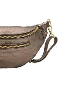 Sac banane en cuir de couleur bronze métallique, avec deux fermetures éclair dorées, une texture lisse et une bandoulière ajustable avec clip.