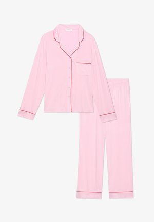Conjunto de pijama rosa con parte superior de botones de manga larga y pantalones con cintura elástica. Un ribete rojo resalta el cuello, los puños y el bolsillo. Textura de tela suave.