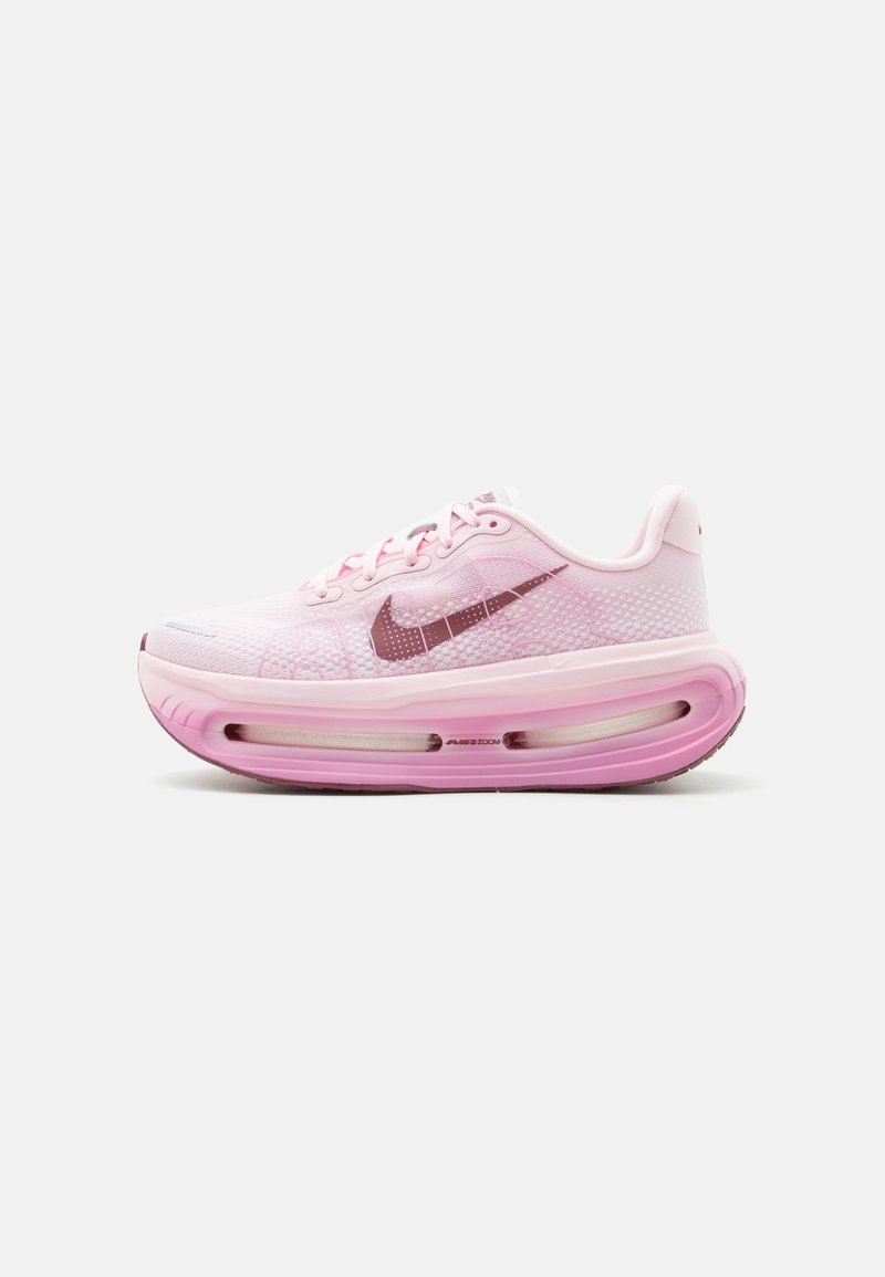 Ανοιχτορόζ αθλητικό παπούτσι Nike με σκούροροζ σήμα swoosh, πλέγμα στο πάνω μέρος και παχιά επενδεδυμένη σόλα με ορατές μονάδες Air Zoom.
