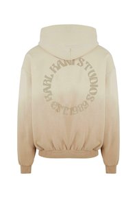 Beige hoodie med dragsko i huvan. Har ett stort cirkulärt tryck på baksidan som säger "KARL KANI STUDIOS EST. 1989." Ribbad mudd i ärmarna och nederkant.