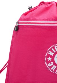 Borsa a tracolla rosa realizzata in tessuto leggero, con cerniera bianca e logo stampato con design circolare e stelle nella parte anteriore.
