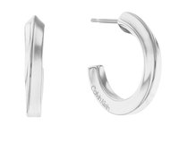 Boucles d'oreilles en argent avec un design lisse et courbé. Le métal est poli, avec un matériel minimaliste et un logo gravé subtil.