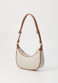 Bolso de mano beige con estampado y detalles en cuero marrón, de forma redondeada, correa ajustable y cierre de cremallera. Material texturizado con un diseño de logo sutil.