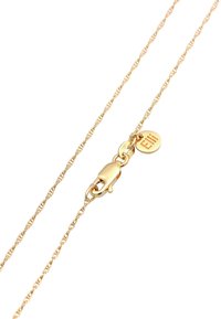 Goudkleurige ketting met een gedraaide design, een veilige karabijnsluiting en een aangehecht rond hangertje met gegraveerde merknaam.