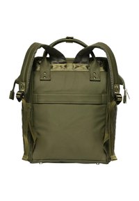 Mochila verde oliva, fabricada con material duradero, que cuenta con correas acolchadas dobles para los hombros, asa superior y un compartimento con cremallera en la parte trasera.