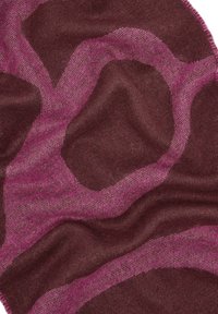 Dzianinowy szal w głębokim brązie z falistymi, wyrazistymi różowymi wzorami. Miękka tekstura, z naprzemiennymi odcieniami różu i gładkim wykończeniem.