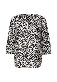 Svart blus med leopardtryck i vitt och ljusblått, trekvartslånga ärmar och V-ringning. Slät tygtextur.
