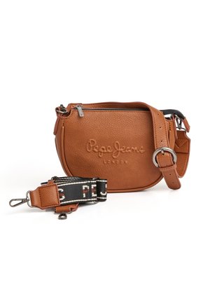 Brun læder Pepe Jeans crossbody taske med præget logo, sølv lynlås, justerbar spænde rem og aftagelig sort stof skulderrem med branding.