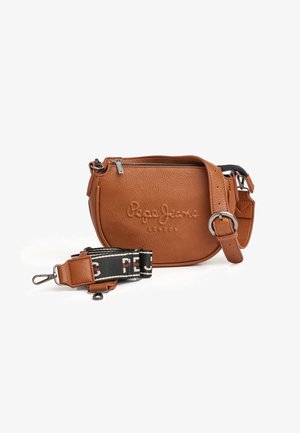Brązowa skórzana torba na ramię Pepe Jeans z wytłoczonym logo, srebrnym zamkiem, regulowanym paskiem z klamrą oraz odpinanym czarnym materiałowym paskiem na ramię z logo.