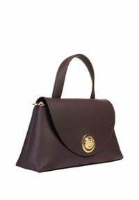 Borsa a tracolla in pelle viola con un design strutturato, patta arrotondata e un elegante dettaglio hardware circolare dorato. Presenta una maniglia superiore per il trasporto.