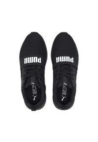 Scarpe sportive nere con tomaia in rete, design con lacci e logo "PUMA" bianco sul lato centrale. Presentano un colletto imbottito e suola in gomma.