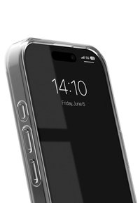 Transparente Smartphone-Hülle mit glatten Kanten, die einen schwarzen Bildschirm mit Zeitanzeige zeigt. Verfügt über Seitentasten und Ausschnitt für die Frontkamera.