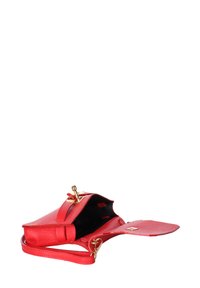 Borsa a mano rossa in pelle con finitura testurizzata, hardware in oro e chiusura a patta. Presenta una tracolla removibile e un ampio interno.