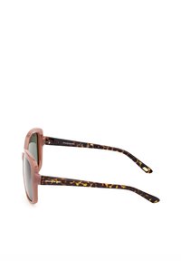 Gafas de sol con un armazón rosa mate, lentes grises y patillas de carey con acentos amarillos. Forma cuadrada, patillas gruesas.