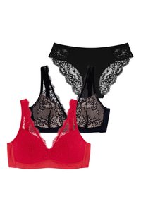 Due bralette in pizzo, una rossa e una nera, insieme a mutandine in pizzo nero coordinato. Tutti presentano dettagli in pizzo floreale intricati e spalline regolabili.