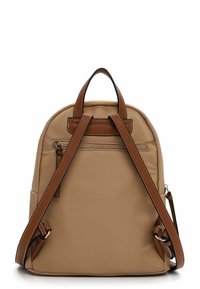 Sac à dos en nylon beige avec des accents en cuir marron. Il dispose de bretelles réglables, d'une poignée supérieure et d'une poche zippée à l'arrière.