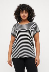 Sort og hvidt stribet kortærmet t-shirt med rund halsudskæring og afslappet pasform, lavet af let materiale med en glat tekstur.